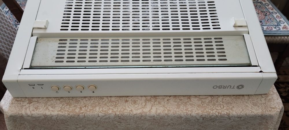 Вытяжка Turbo на кухню в рабочем состоянии.