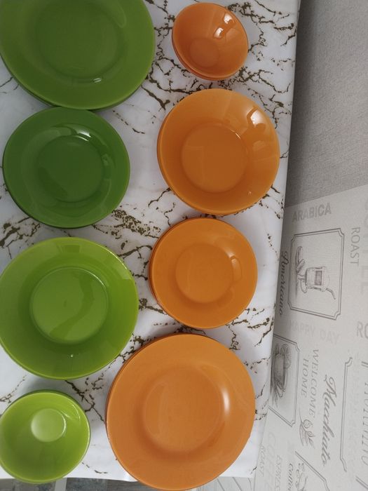 Продам столовый набор тарелок