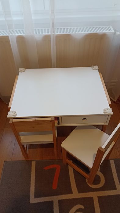 Vând masă cu scaunele