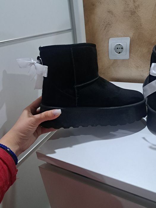 Ghete tip ugg negre