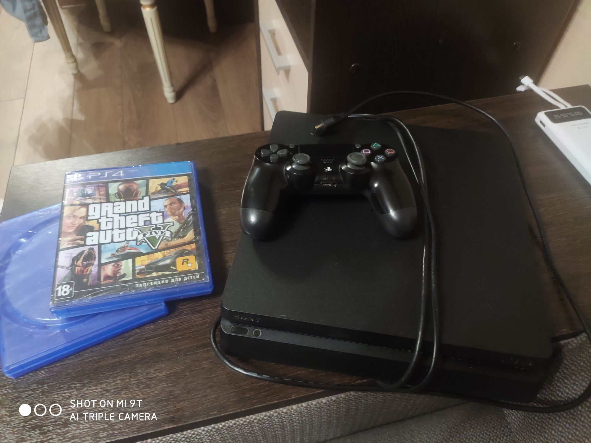 Продам ps4 б/у но в отличном состоянии