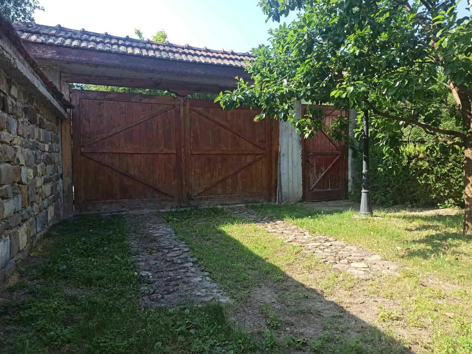 Къща 80 кв.м. с двор 1.2 дка в Софийска област