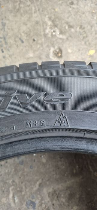 4 anvelope iarna Yokohama 235/55/20.Pretul este pe bucata.