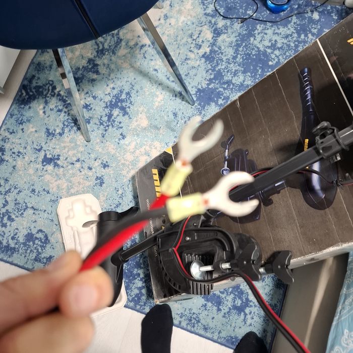 Vînd motor  barcă Minn kota Endura C2 30 LBS ,14,5 KG cu baterie