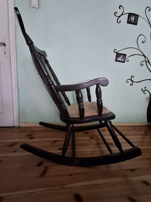 Дървен люлеещ се стол