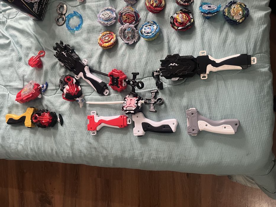 Beyblade lot има много може на едро и може и по оделно
