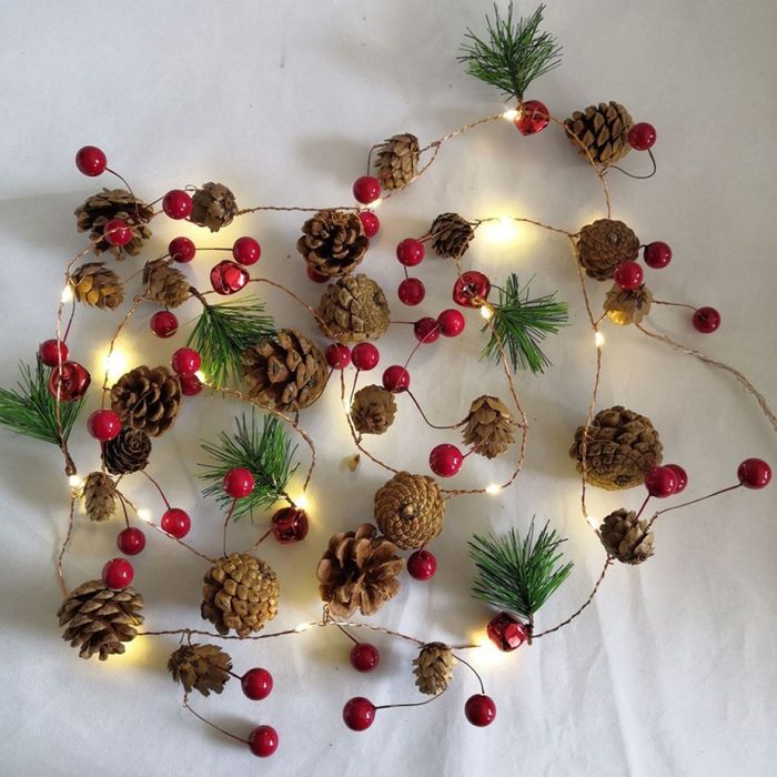 Светеща коледна украса с LED светлини, шишарки и борови клонки