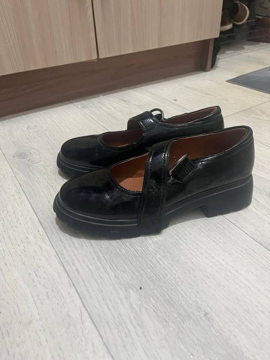 Продам туфли школьные