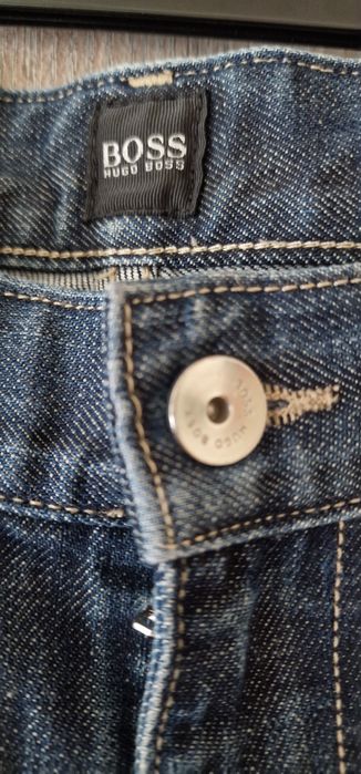 Blugi Hugo Boss.