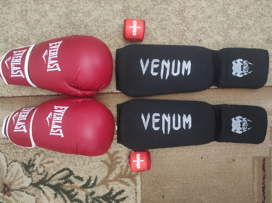 Боксерские перчатки, щиток и бинт