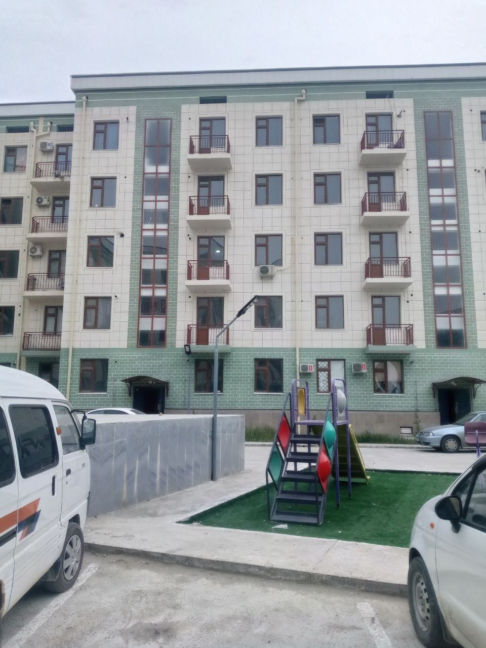 Qiziltepa tuman markazidan 1 xona 2 etaj kvartira