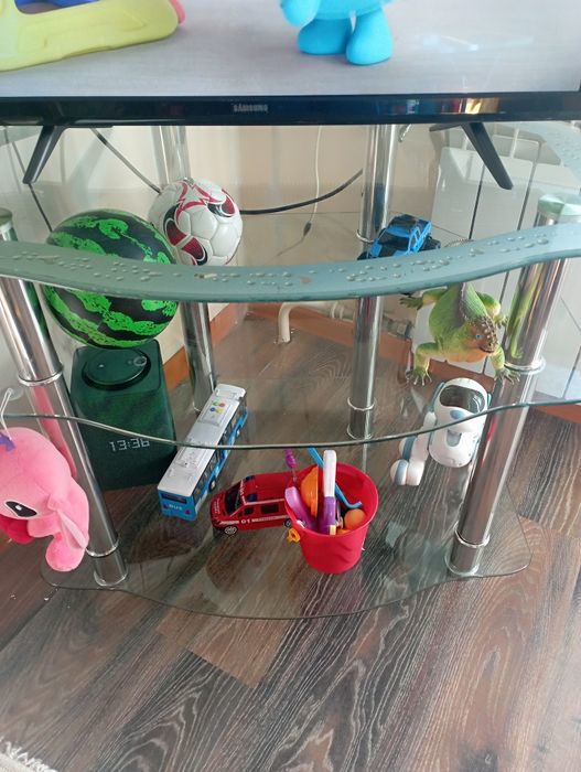 стеклянная полка под телевизор . Самовывоз.