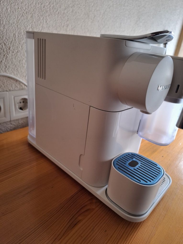 Кафемашина Nespresso Lattissima One EN 500.W, 19 bar, 1400 W