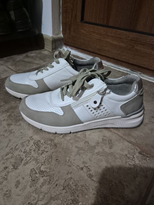 Продавам дамски маратонки