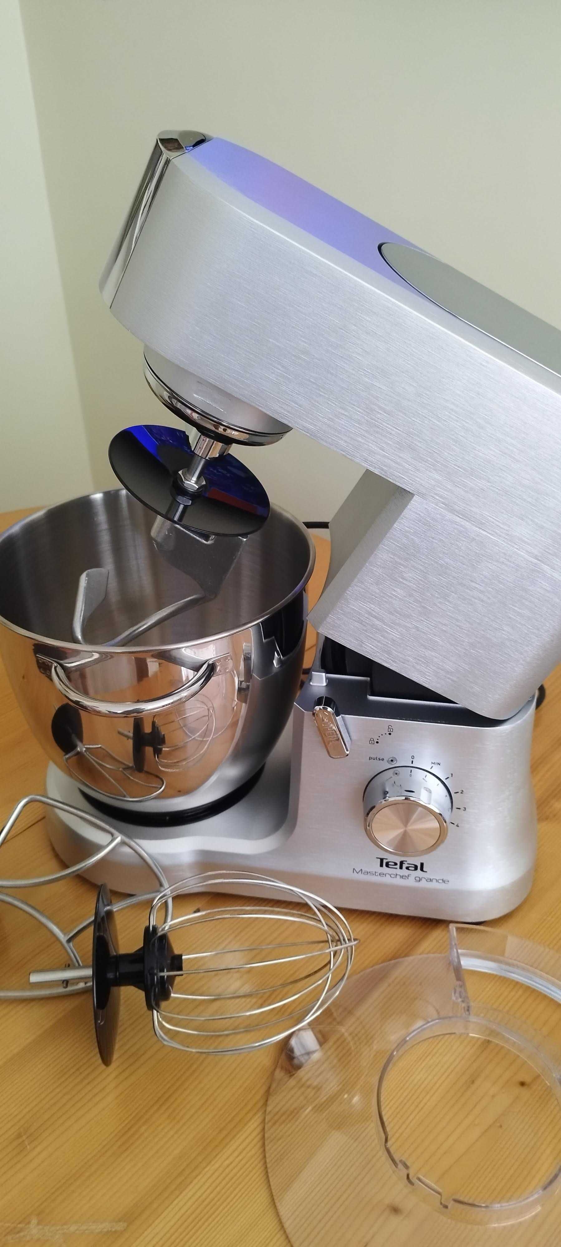 Продавам кухненски робот TEFAL MASTERCHEF GRANDE QB813D38, 1500 W.