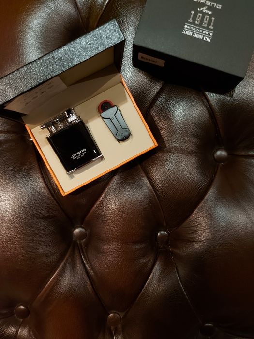 Запалка в четири варианта:черно с хром,черен мат,червено или синьо