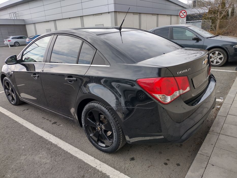 Chevrolet Cruze черен