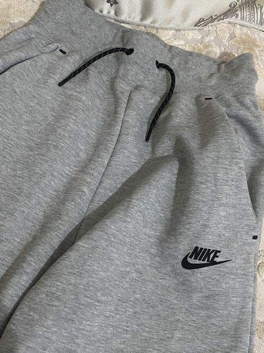 Pantaloni de trening nike tech fleece DE FEMEI !!!