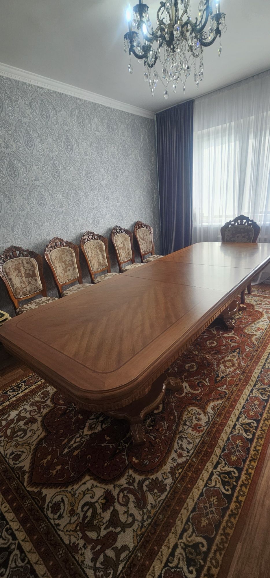 Гостиной стол и стулья