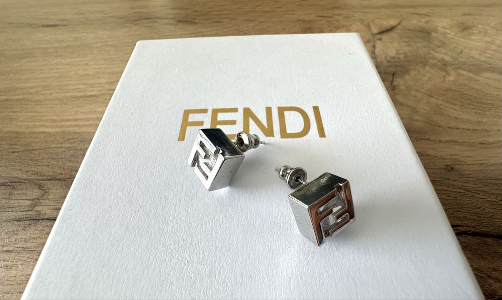 Сребристи Обеци Fendi
