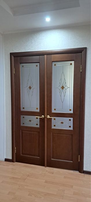 Двери из натурального дерево хорошого качества.