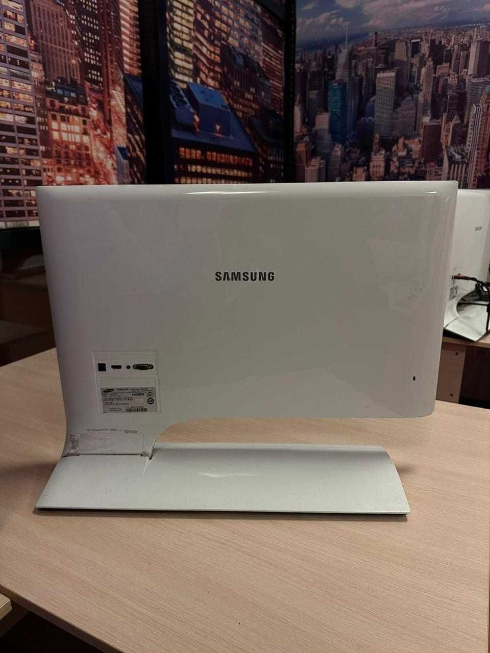3 одинаковых монитора Samsung, диагональ 27.
