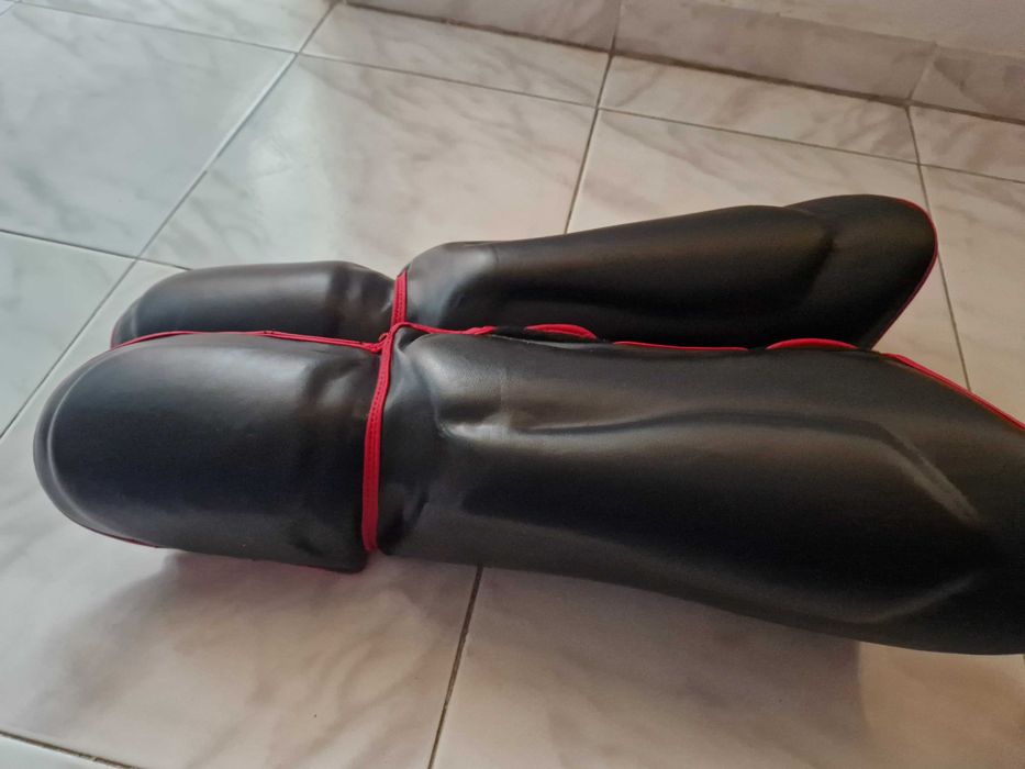 Протектори за крака FORCE 1 и боксови ръкавици Adidas