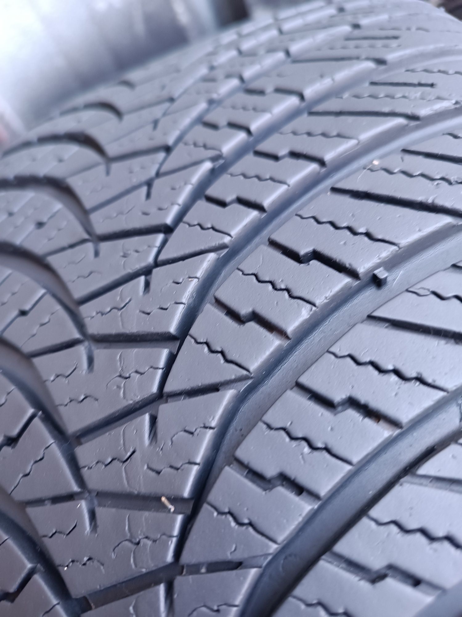 245/45/18 Falken