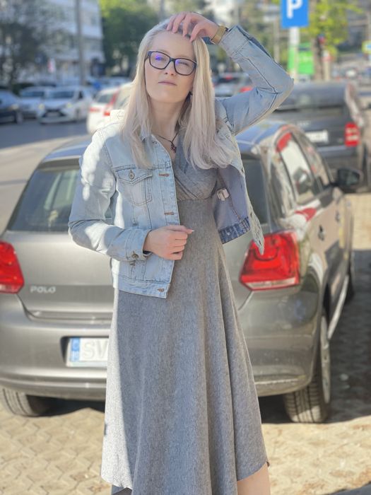 Rochie gri cu maneca trei sferturi si cordon negru