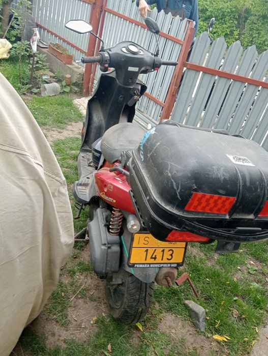 Vand scuter perfect funcțional și unul de rezerva