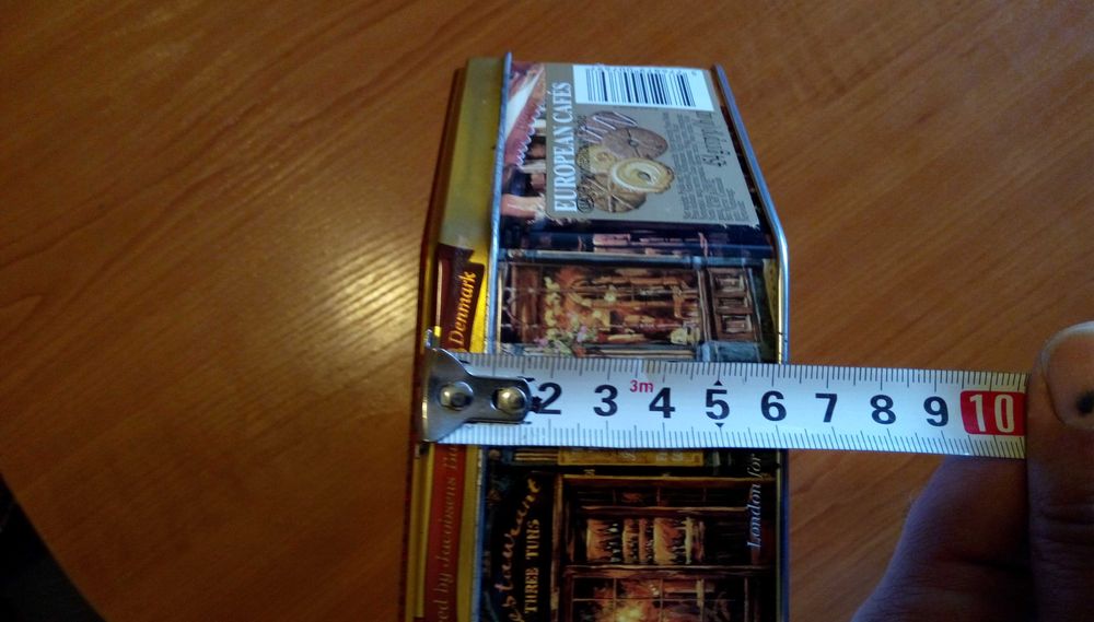 Метална кутия за бисквити  с картини на Виктор Швайко - Viktor Shvaiko