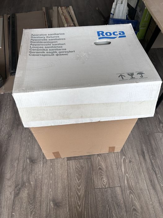 Мивка Roca и шкаф висящ за баня