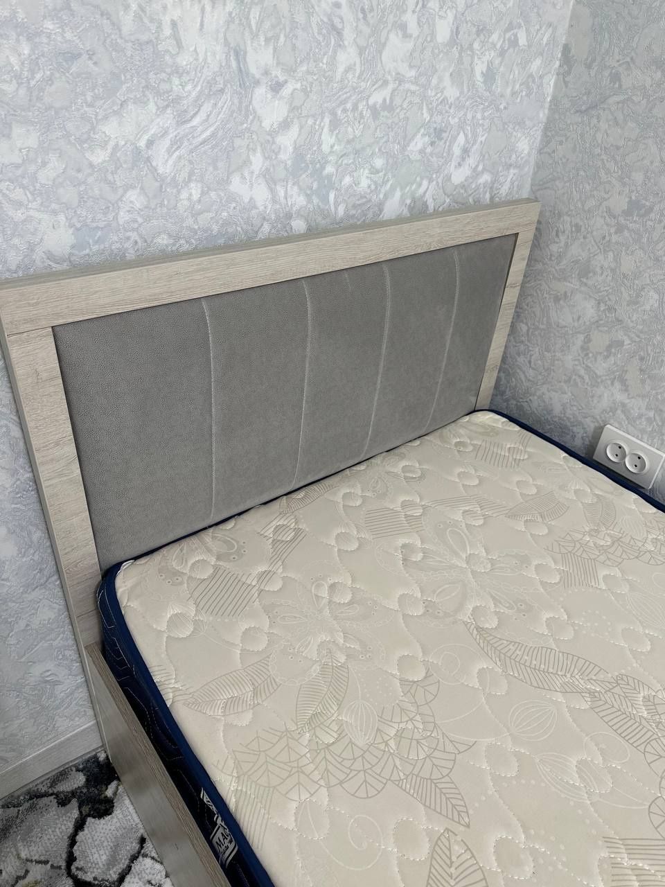 Продаю кровать с матрасом