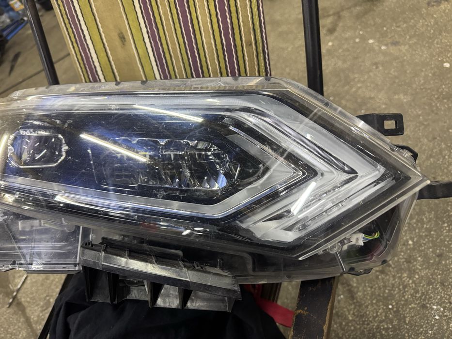 De vanzare far dreapta nissan qashqai