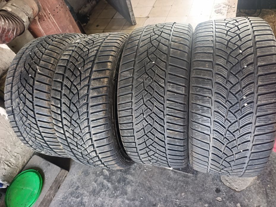 Продавам зимни гуми GOODYEAR 235/40R18