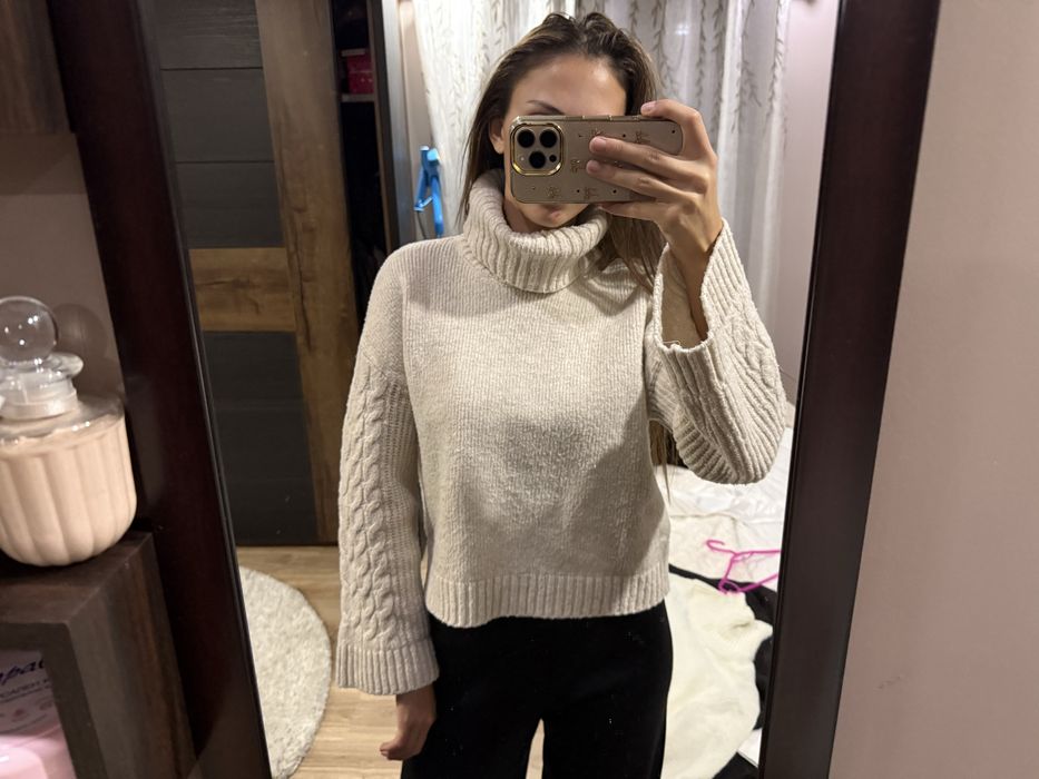 бежов пуловер.