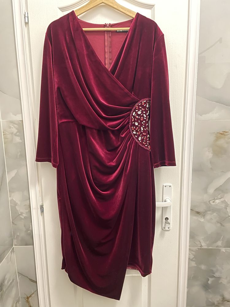 Rochie catifea visinie, insertii pretioase,  marime 48 stare excelenta