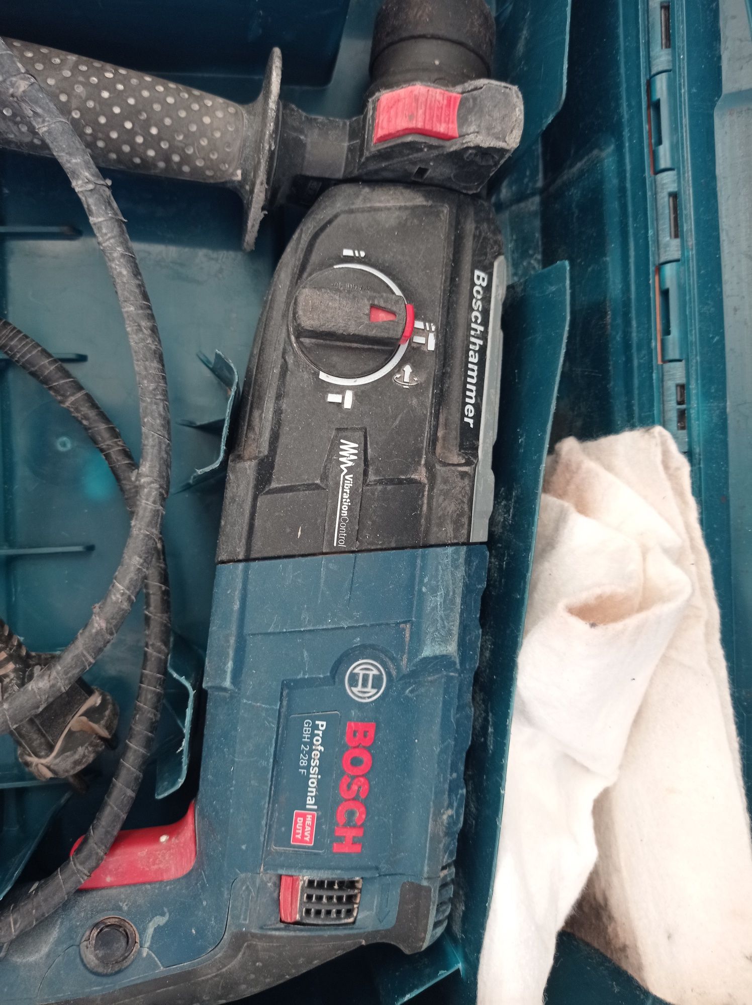 Mașină de găurit cu percuție Bosch Professional GBH 2-28 F (880 wați,