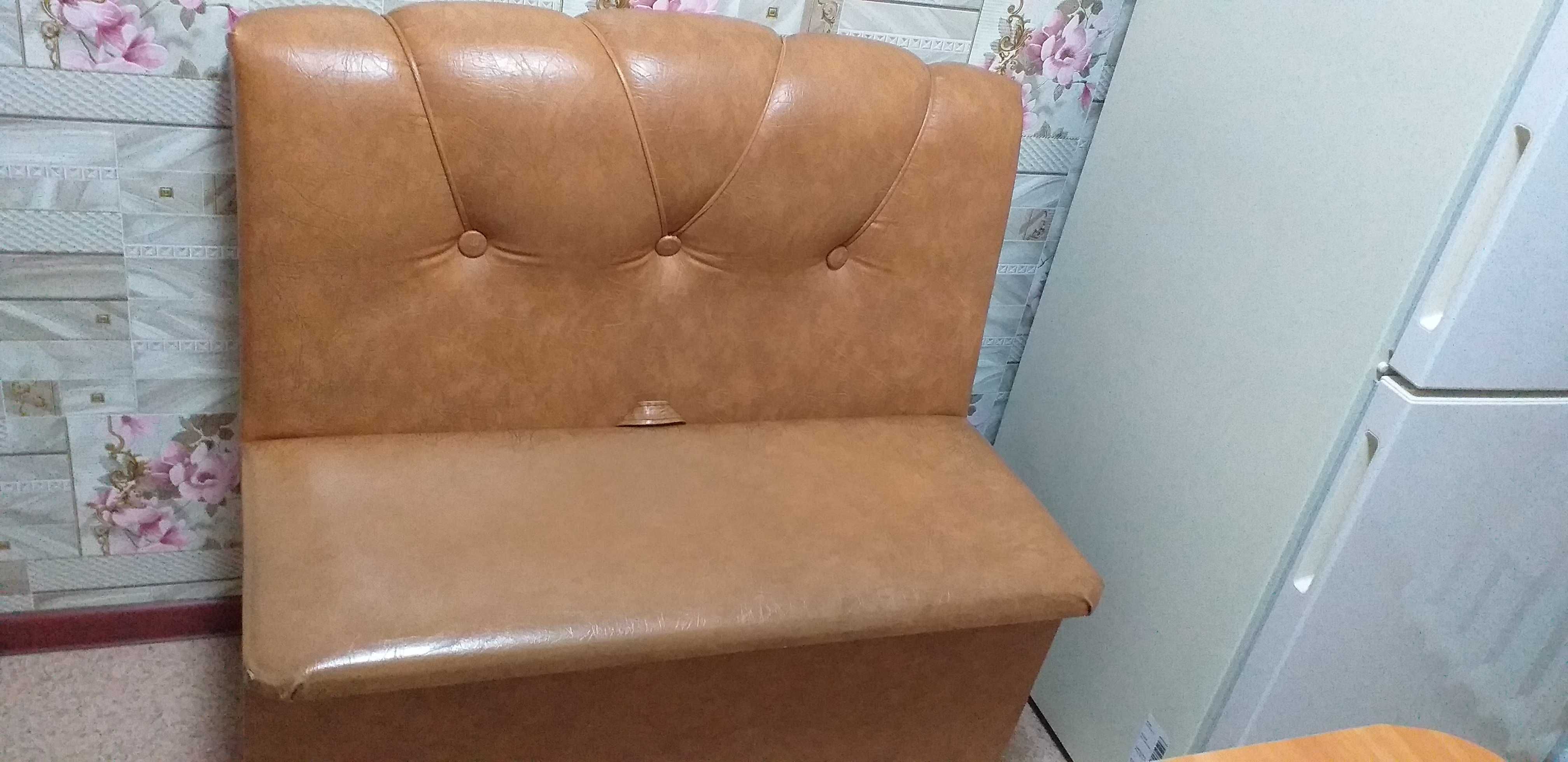 Продам недорого диванчик для кухни,цена 13000т