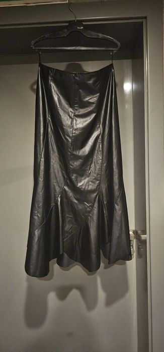 Чисто нова черна дълга лъскава кожена пола, размер "L"