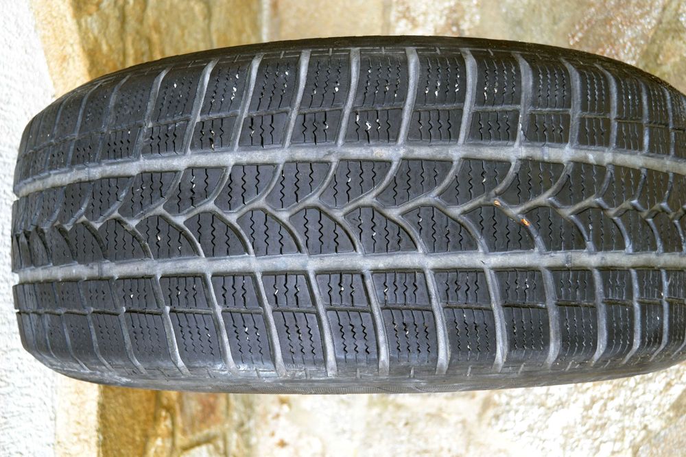 Зимните гуми Зимните гуми не са нови. 235/55/17  четири бр..