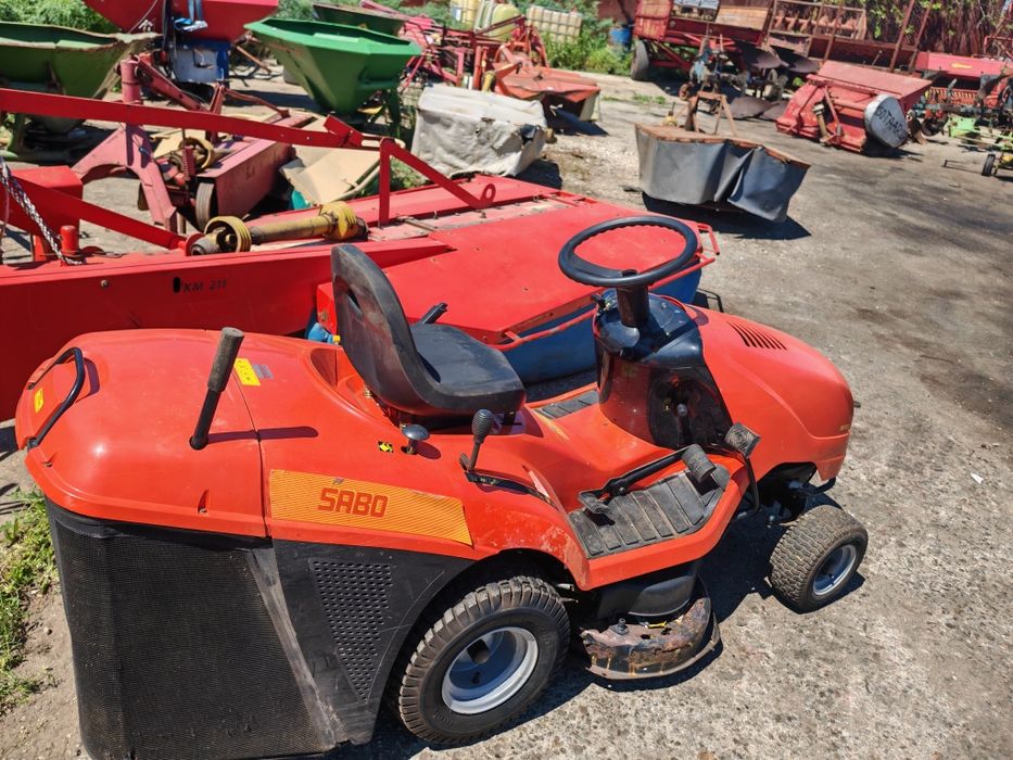 Tractoraș tuns iarba gazon