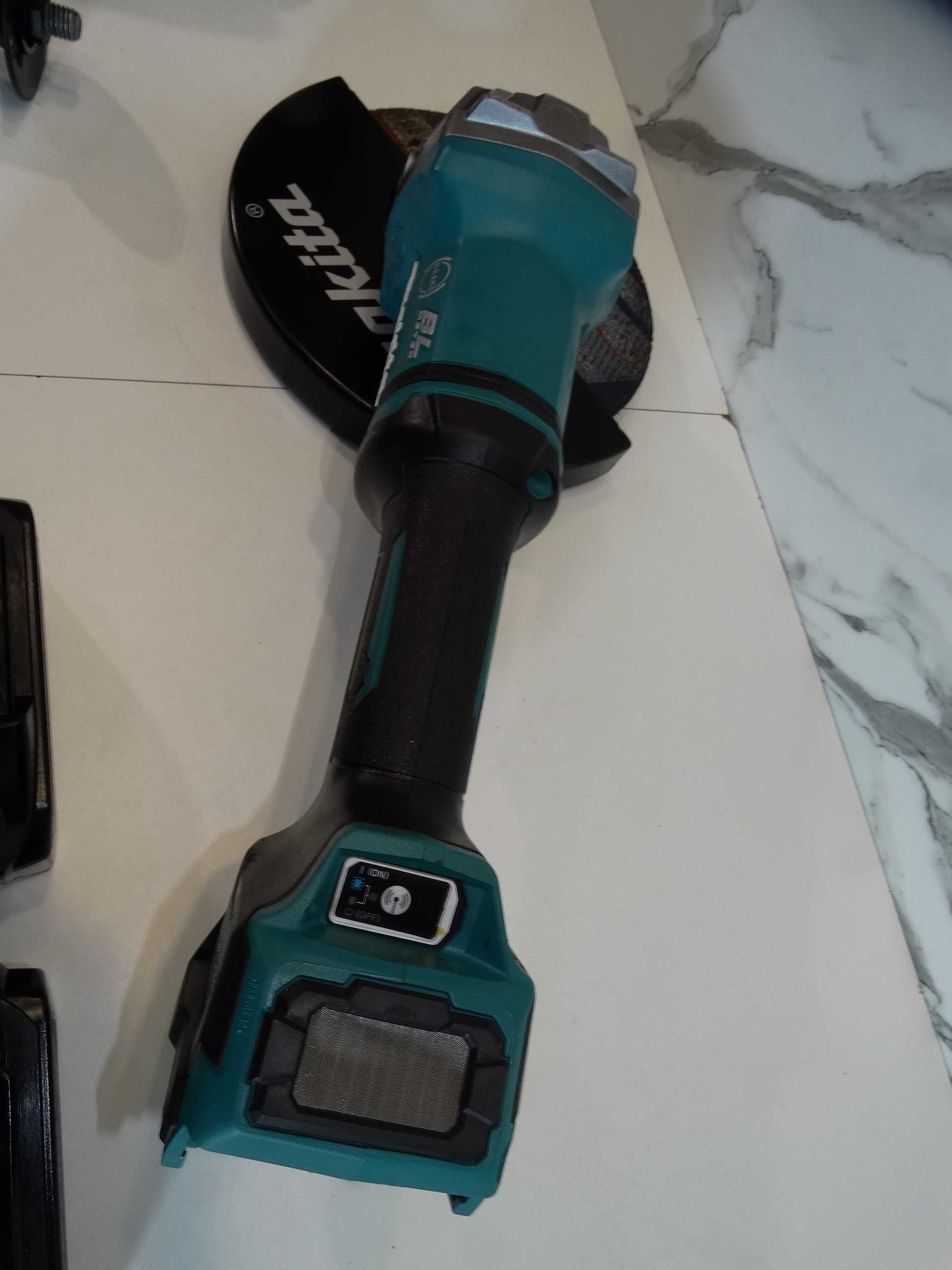 Makita GA 038 / XGT / 40 V - Акумулаторен ъглошлайф 230 мм