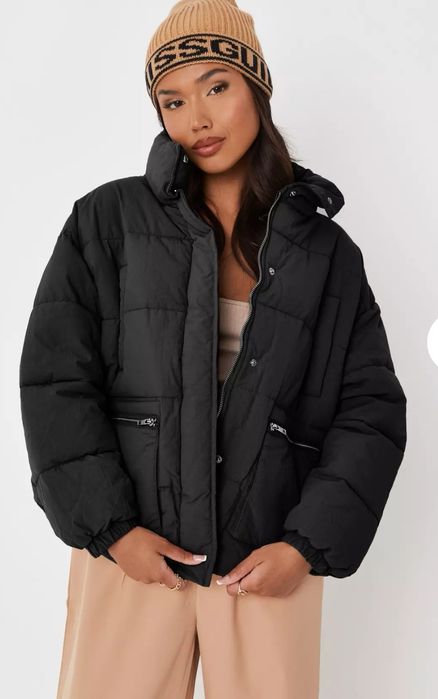 Geaca  negra cu fermoar pe buzunar