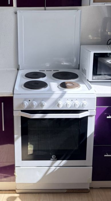 Продам электроплиту indesit