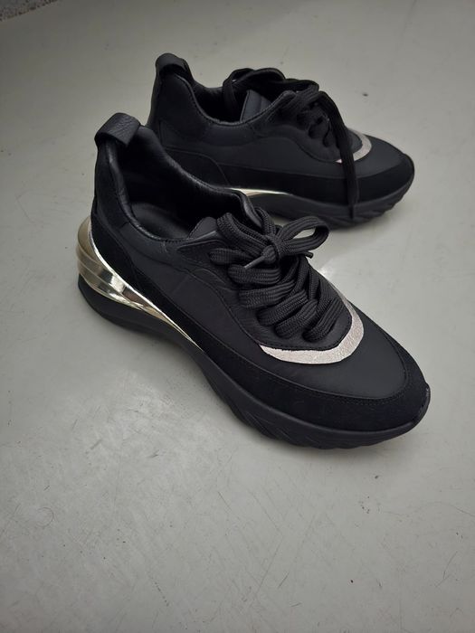 Vând pantaloni sport