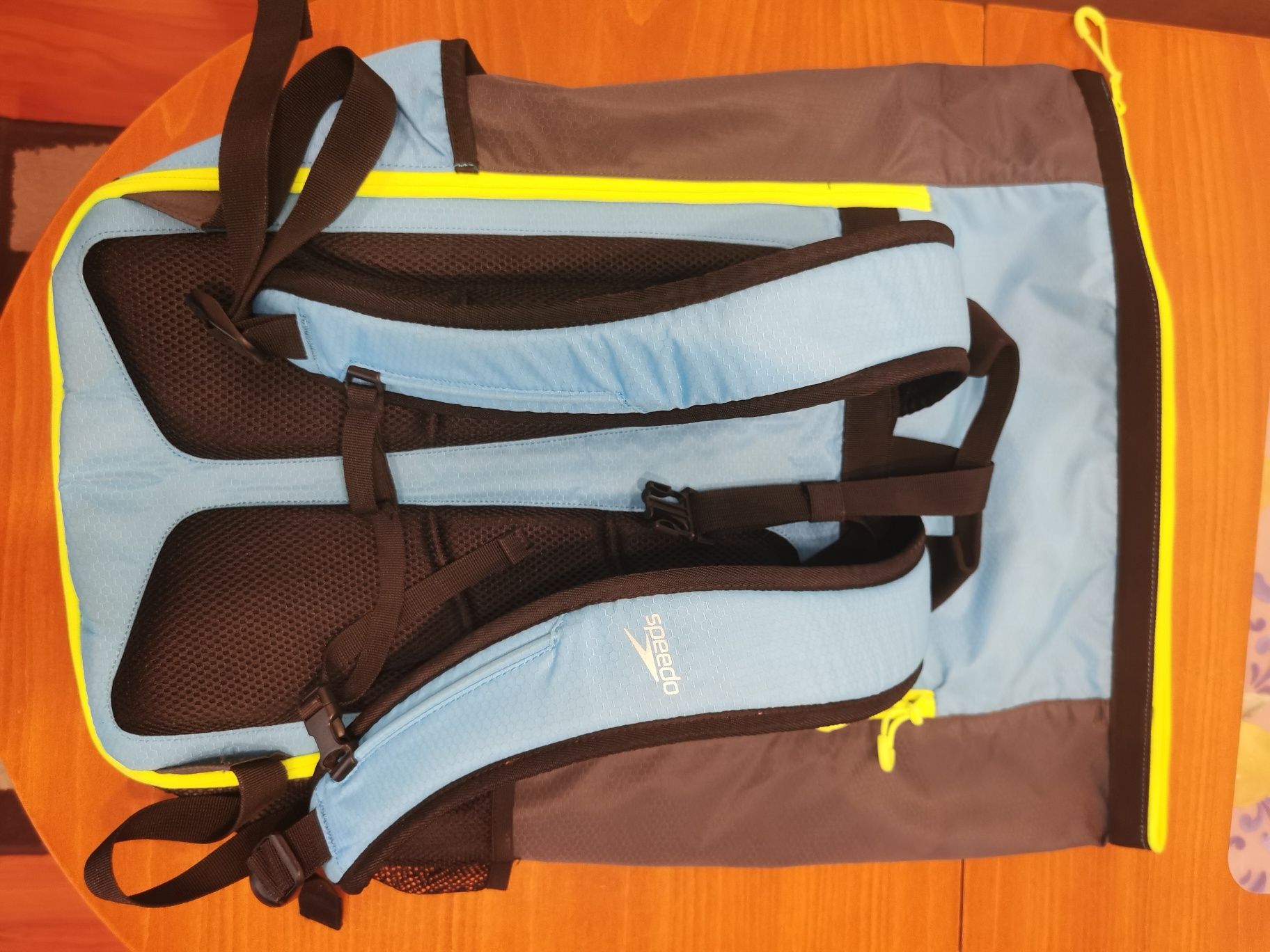 Продавам спортна раница Speedo