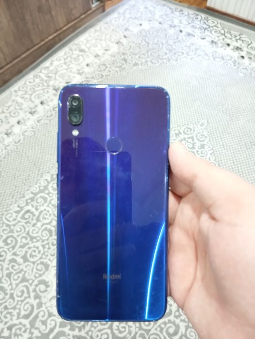 Продаёт Redmi Note 7 в очень хорошем качестве