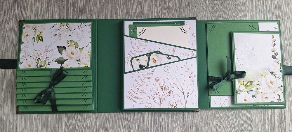 Скрапбук албум в зелено и бяло, с нежни рози, ръчна изработка /43.44