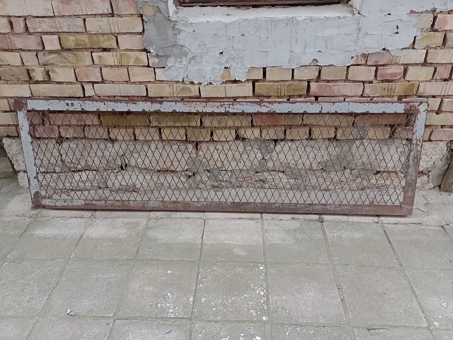 Метална решетка  подходяща за вратичка или преграда,за двор.